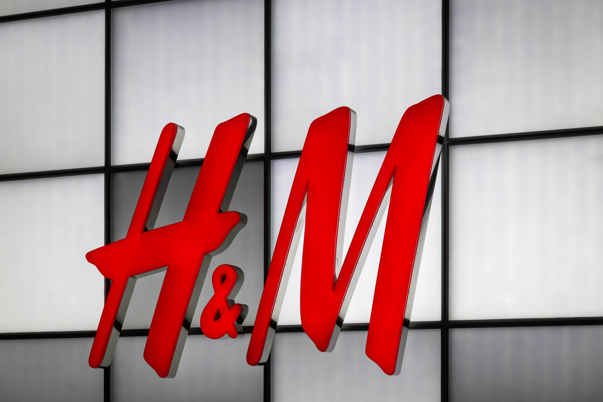 H&M logo - Eaton Centre