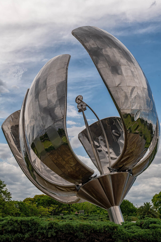 Floralis Genérica sculpture by Eduardo Catalano | Focus On Mee | Robert Mee