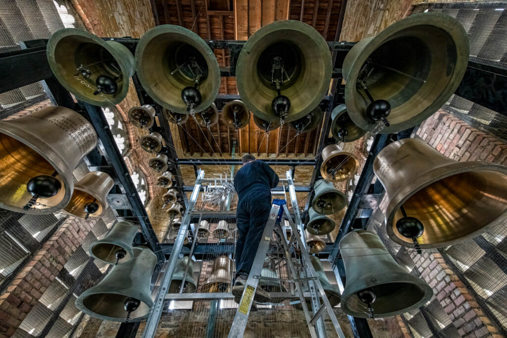 Making the final adjustments to carillon mechanism | Focus On Mee | Robert Mee