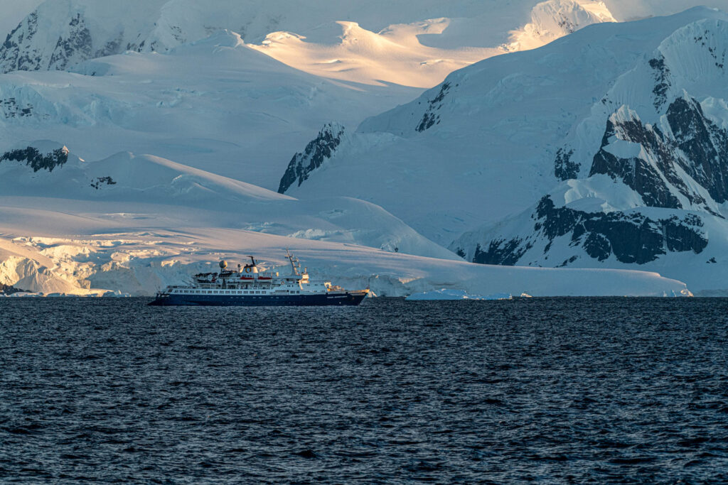 Ocean Adventurer near Hydrurga Rocks